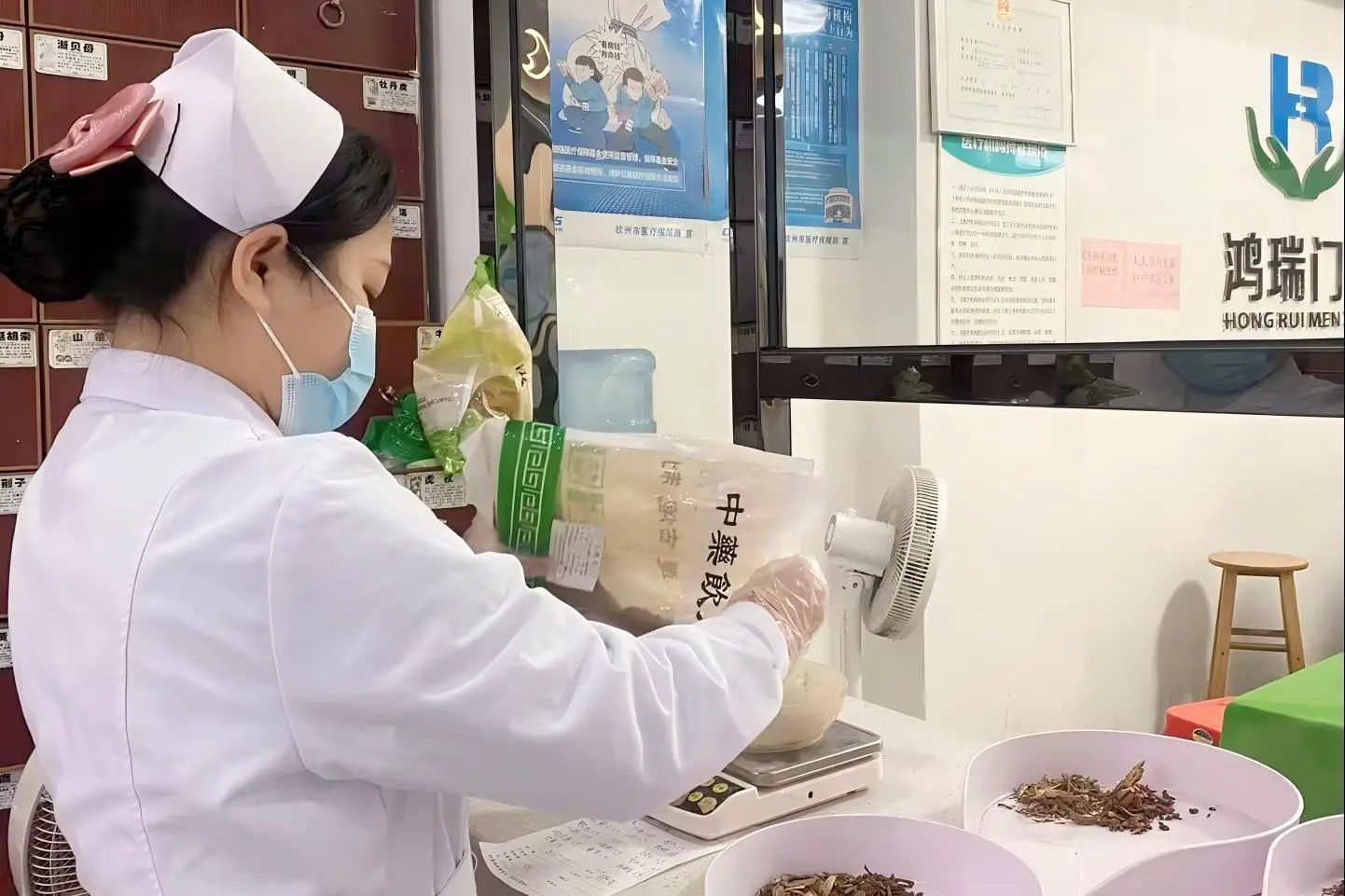 学校大健康学院学生在门诊部见习 学校大健康学院学生在门诊部见习