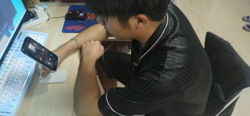 学生在宿舍认真听讲 学生在宿舍认真听讲