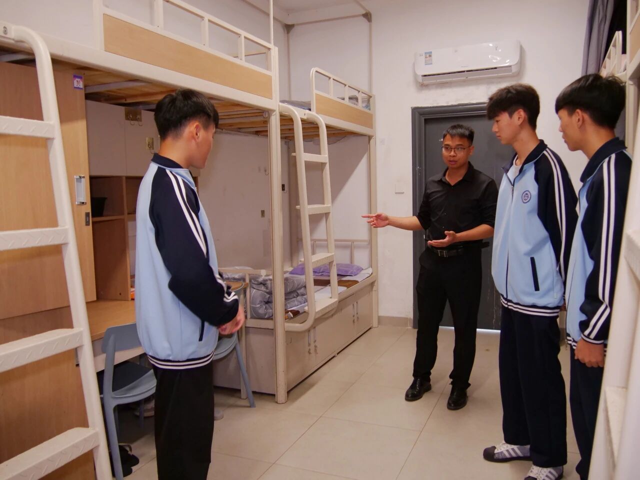 附中检查宿舍