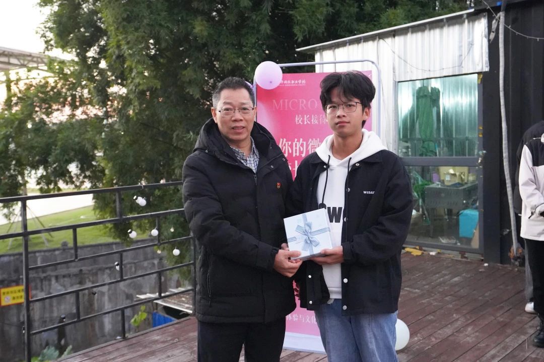 校长和学生合照