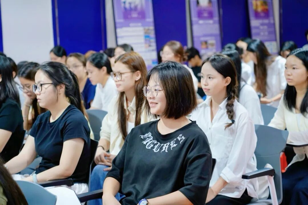 学生认真听讲 学生认真听讲
