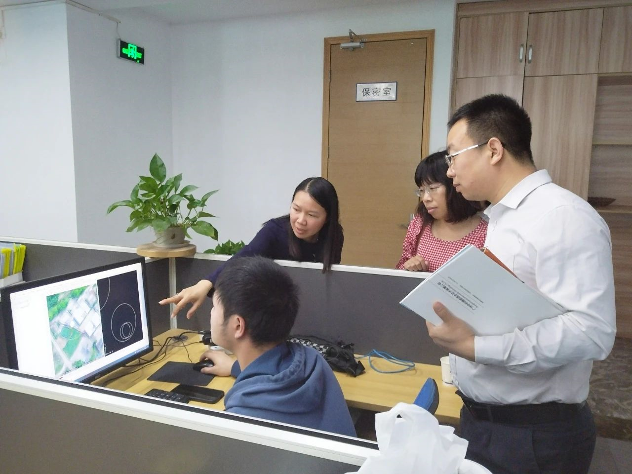 老师指导学生 老师指导学生