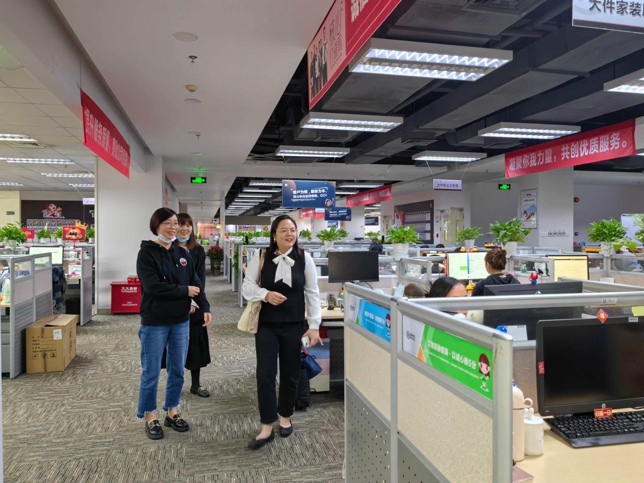 领导到顺丰运营中心考察 领导到顺丰运营中心考察