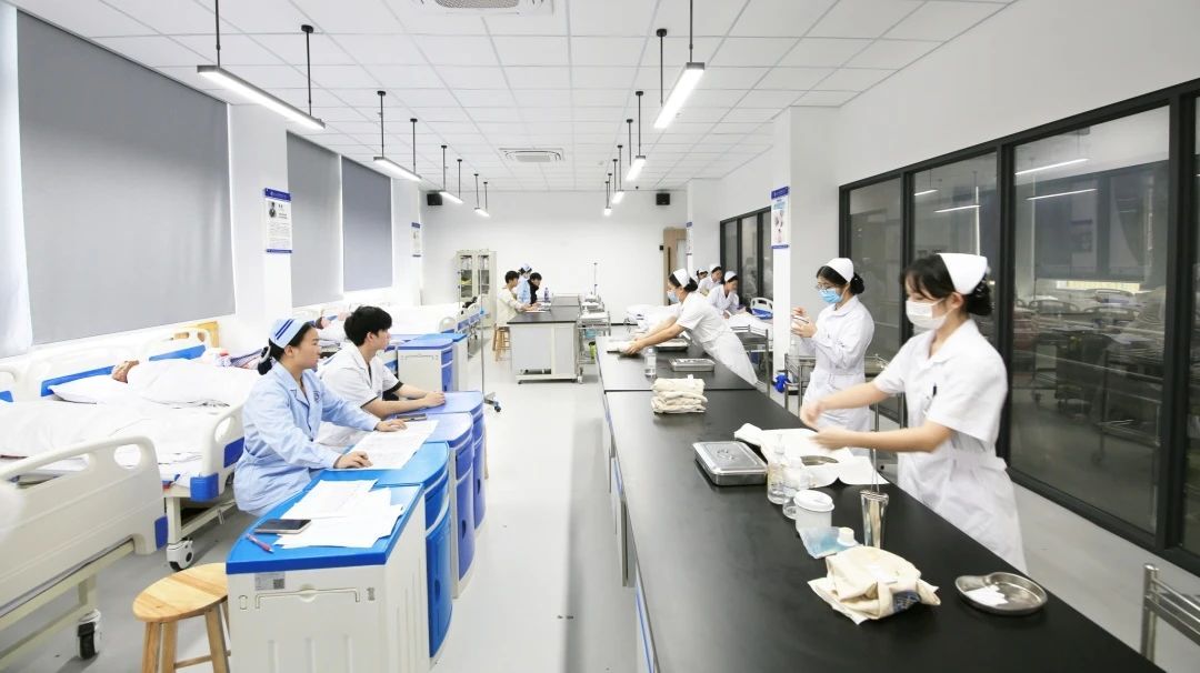 学校大健康学院学生进行实践操作 学校大健康学院学生进行实践操作