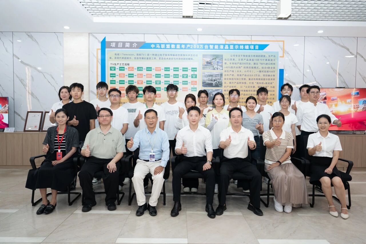 企业领导和学生合照 企业领导和学生合照