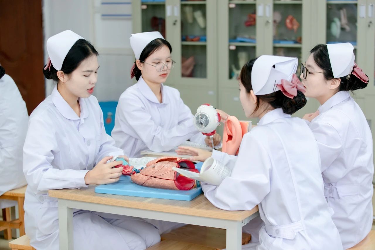 学校大健康学院学生进行专业学习 学校大健康学院学生进行专业学习