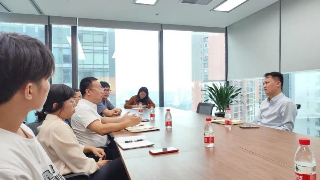 领导和企业进行交谈 领导和企业进行交谈