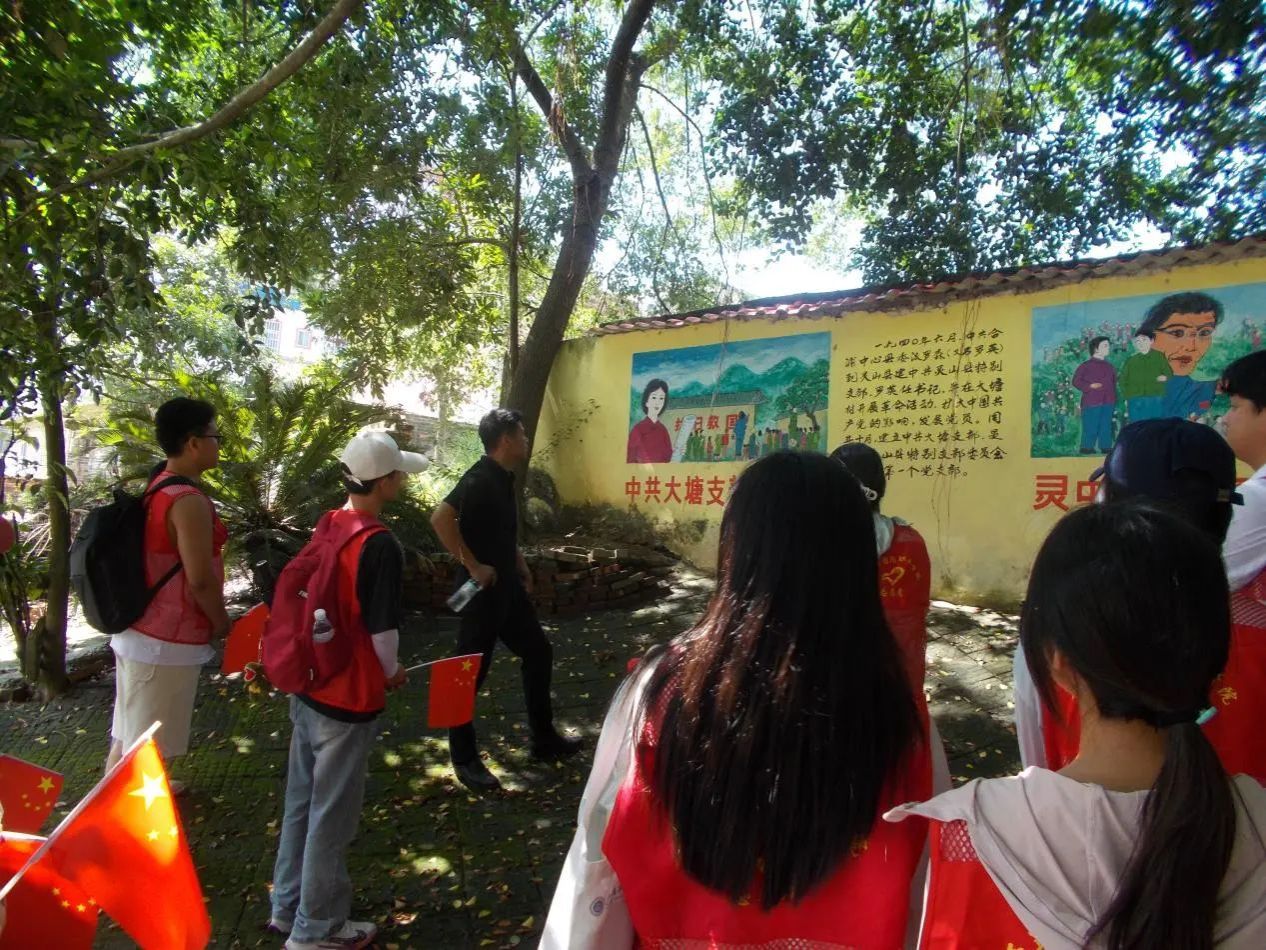 大塘村团支部书记为同学们讲解大塘村支部发展史 大塘村团支部书记为同学们讲解大塘村支部发展史