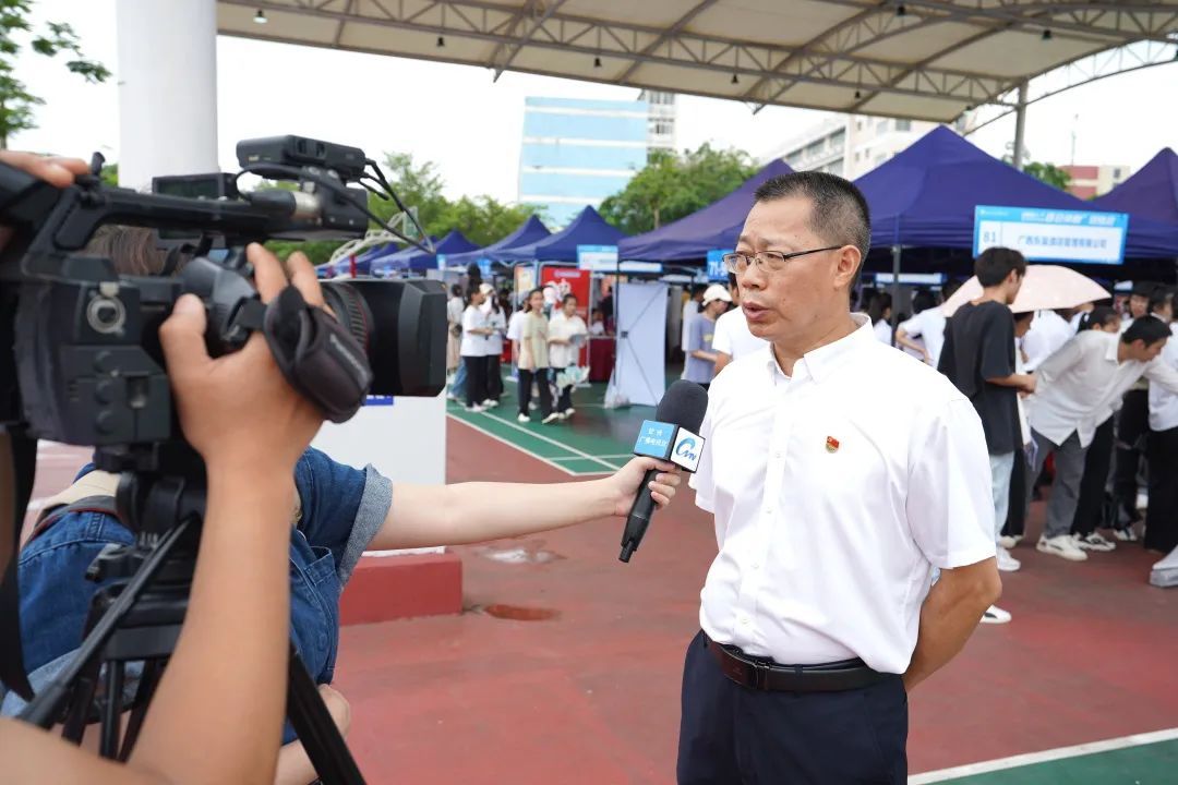 学校党委书记黄家良接受钦州电视台采访 学校党委书记黄家良接受钦州电视台采访