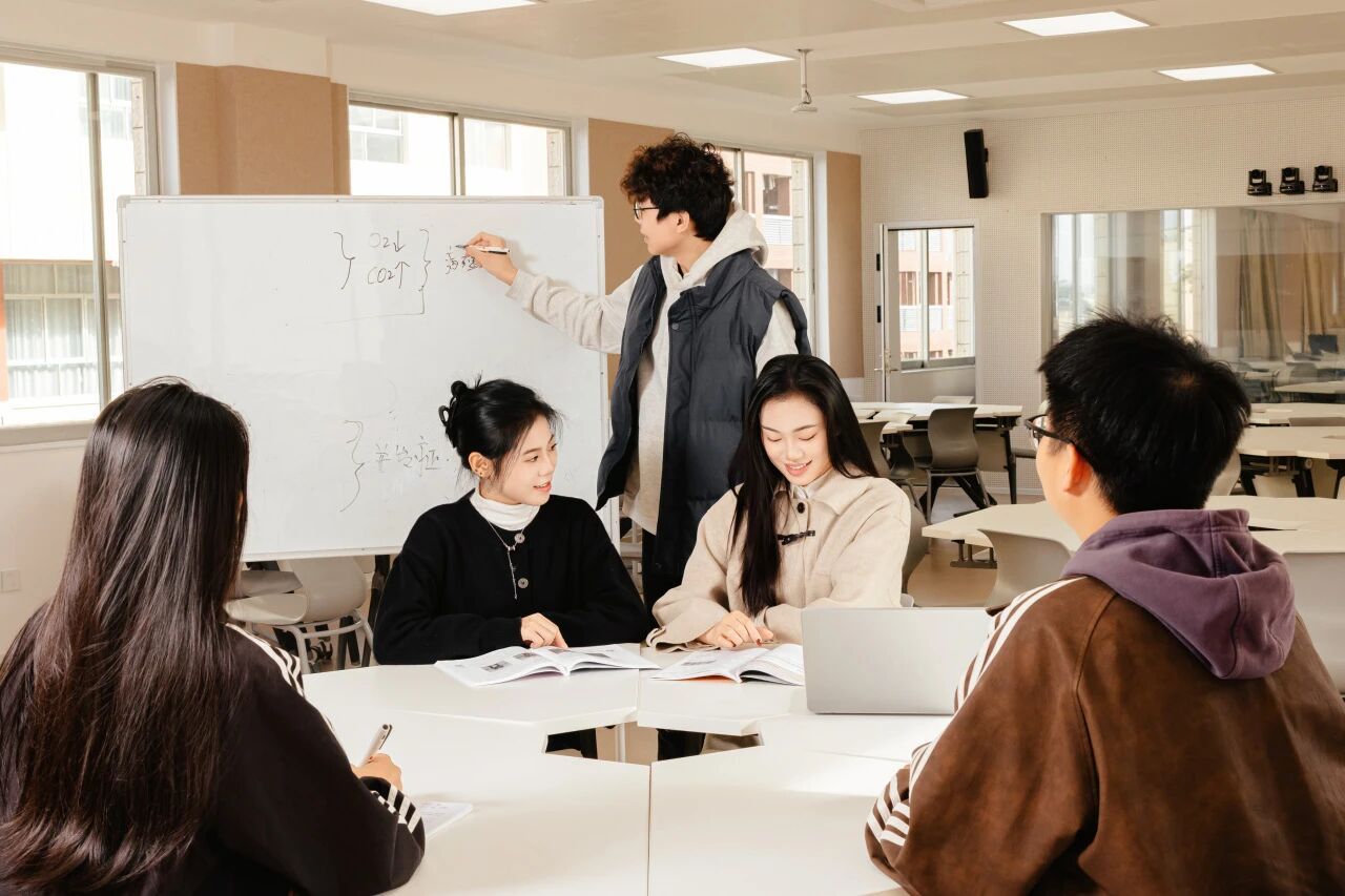 西甲联赛官网sc教室学生研讨 西甲联赛官网sc教室学生研讨