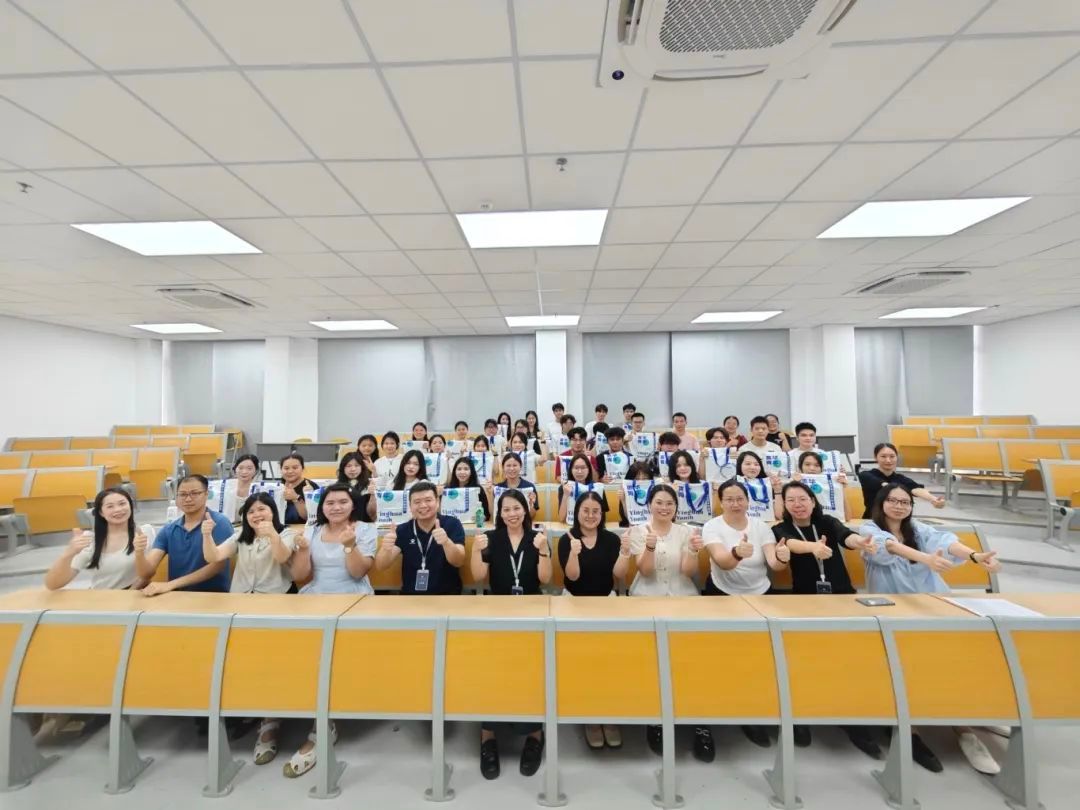老师们和同学们合照 老师们和同学们合照