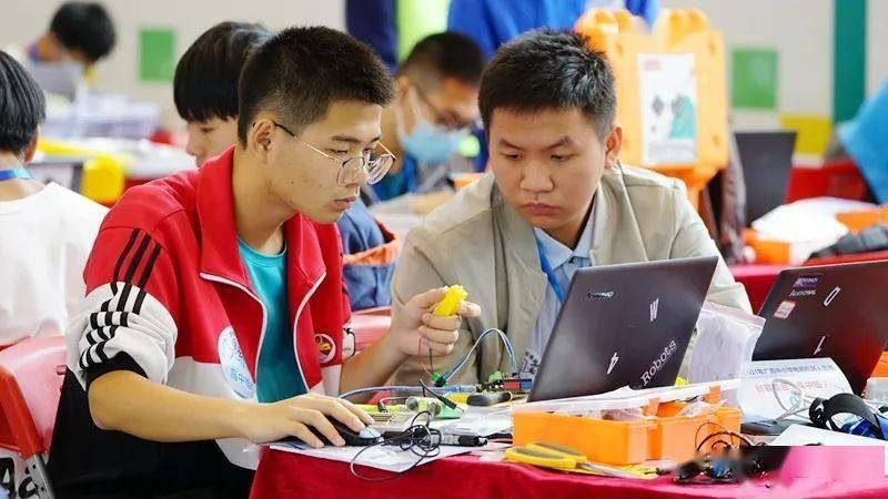 广西西甲附中学子黎仔健荣获市级机器人竞赛高中组一等奖