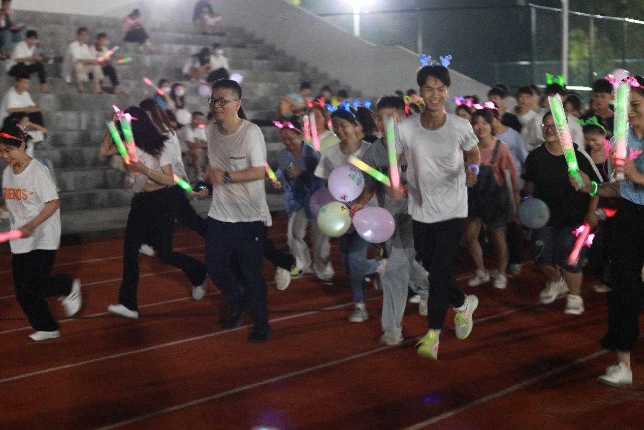 学生风采——爱祖国，爱西甲，迎大运——经济与管理学院  举办“为爱奔跑”主题活动