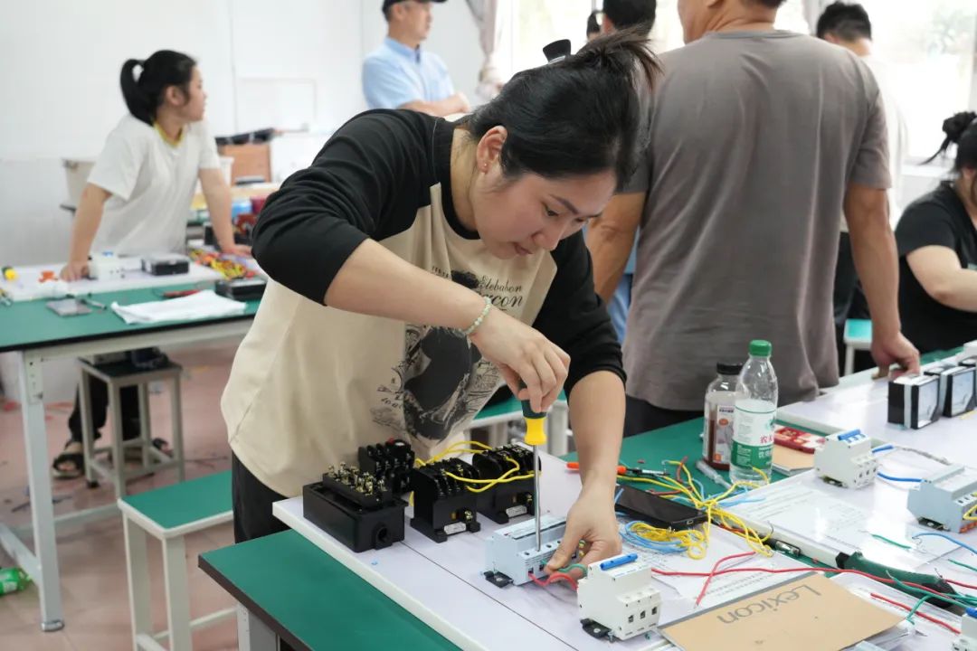 低压电工作业培训班学员在实践操作 低压电工作业培训班学员在实践操作
