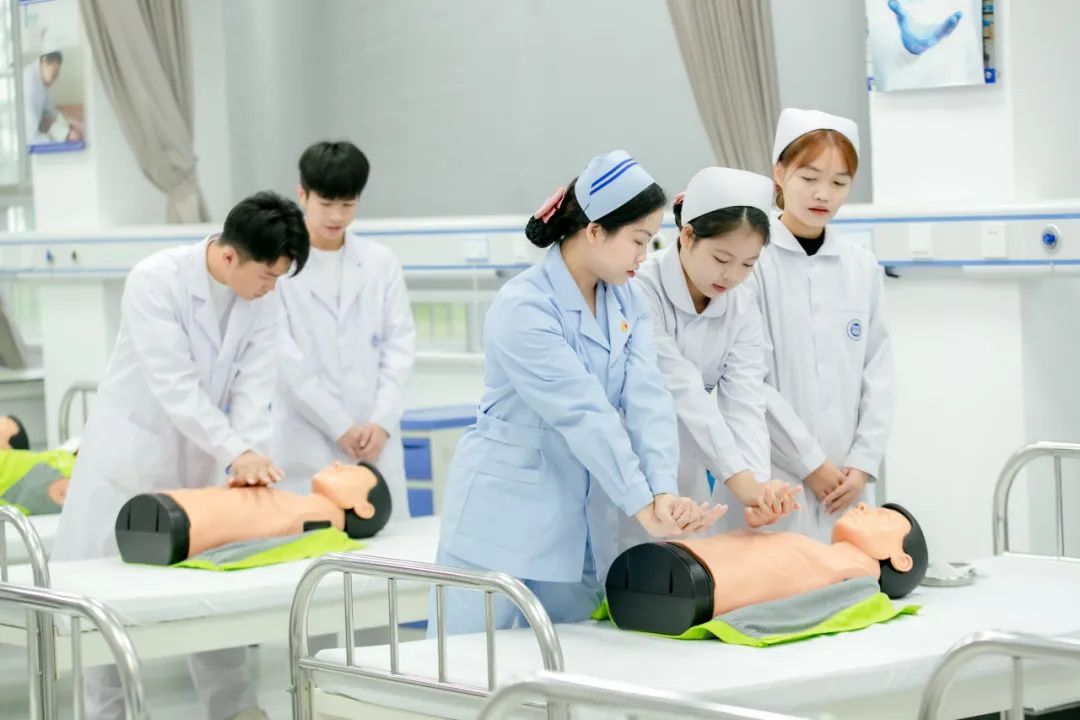 带领学生做实操 带领学生做实操