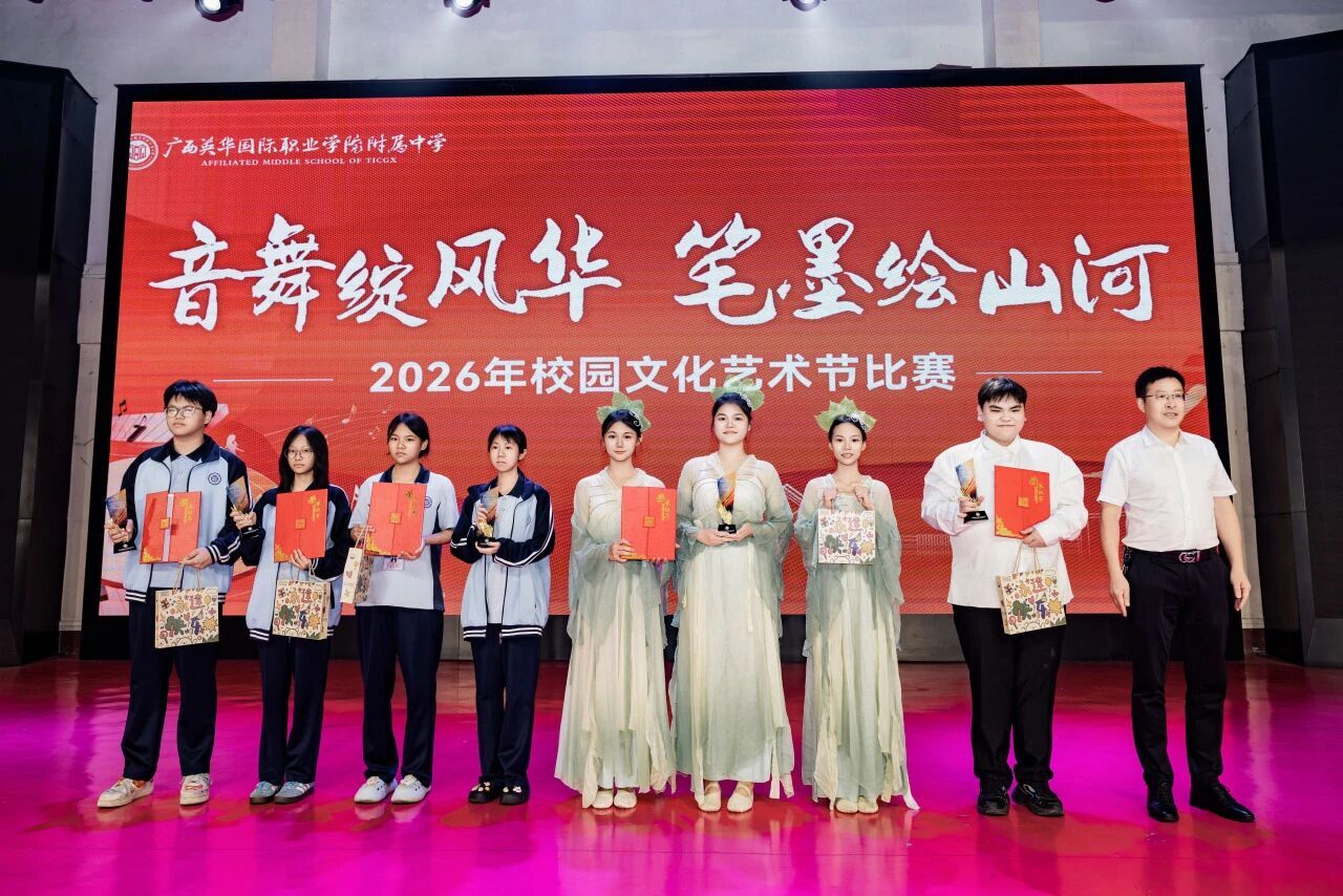 西甲附中校长袁星为冠军获得者颁奖 西甲附中校长袁星为冠军获得者颁奖