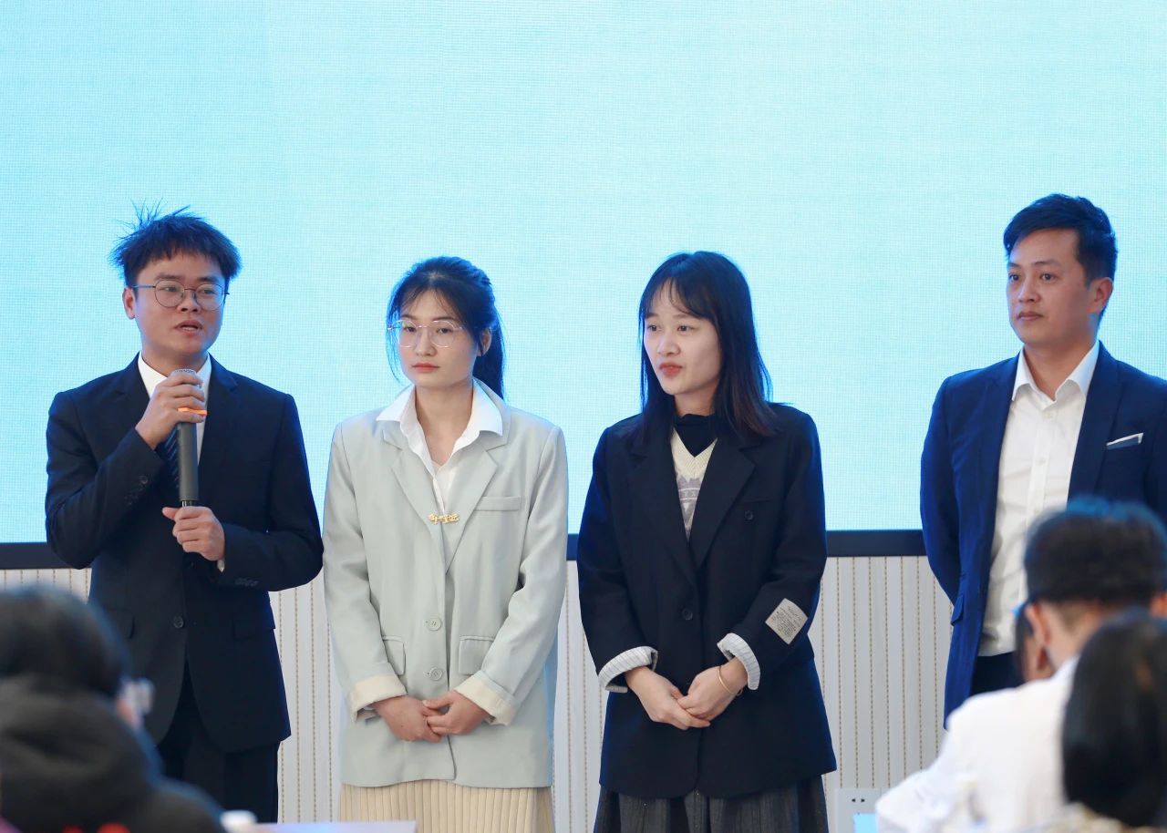 教育学院黄庆、劳家朗、李玉婷、郑东霞,参赛课程《大学英语》 教育学院黄庆、劳家朗、李玉婷、郑东霞,参赛课程《大学英语》