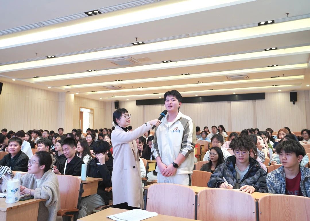 老师提问同学