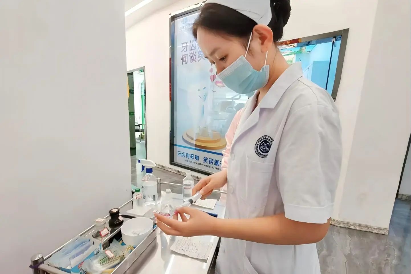 学校大健康学院学生在门诊部见习 学校大健康学院学生在门诊部见习