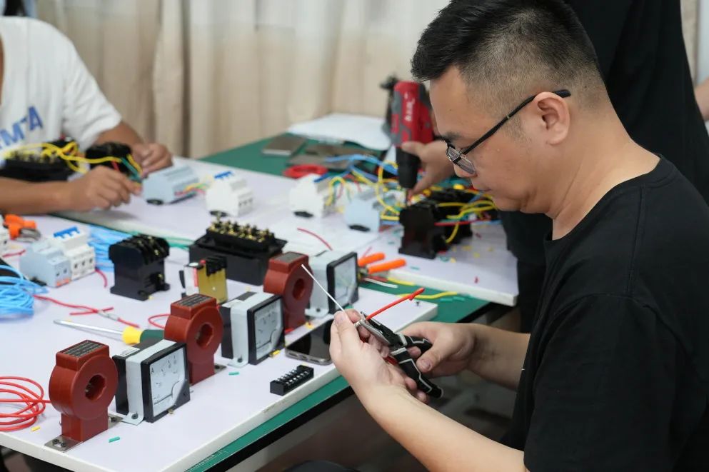 低压电工作业培训班学员在实践操作 低压电工作业培训班学员在实践操作
