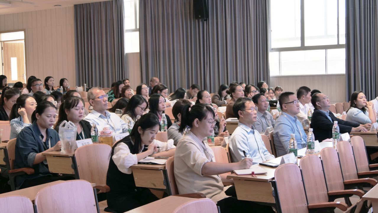 老师们在认真听讲 老师们在认真听讲