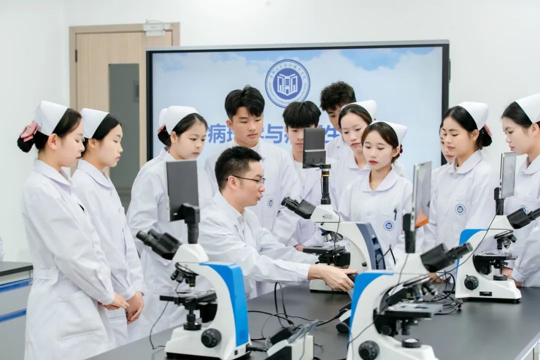 教师给学生讲解显微镜 教师给学生讲解显微镜