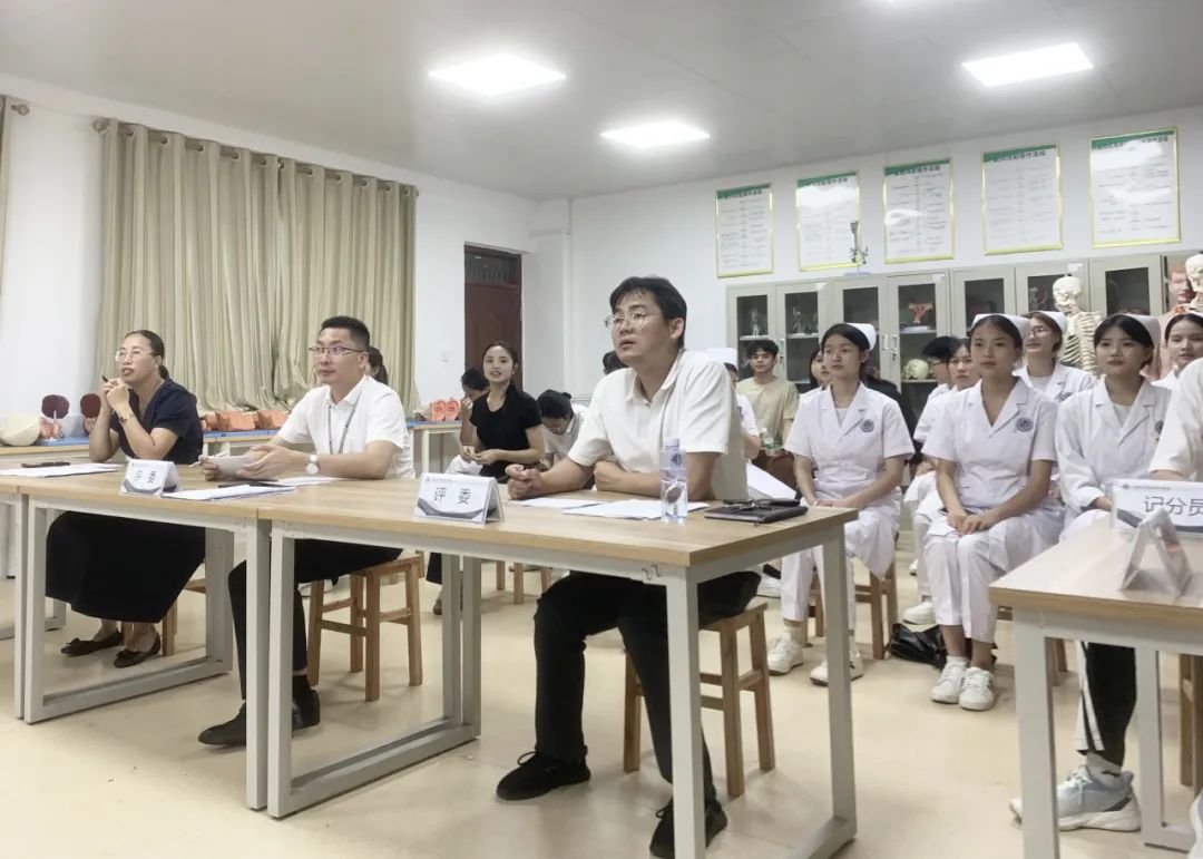 指导老师和同学 指导老师和同学