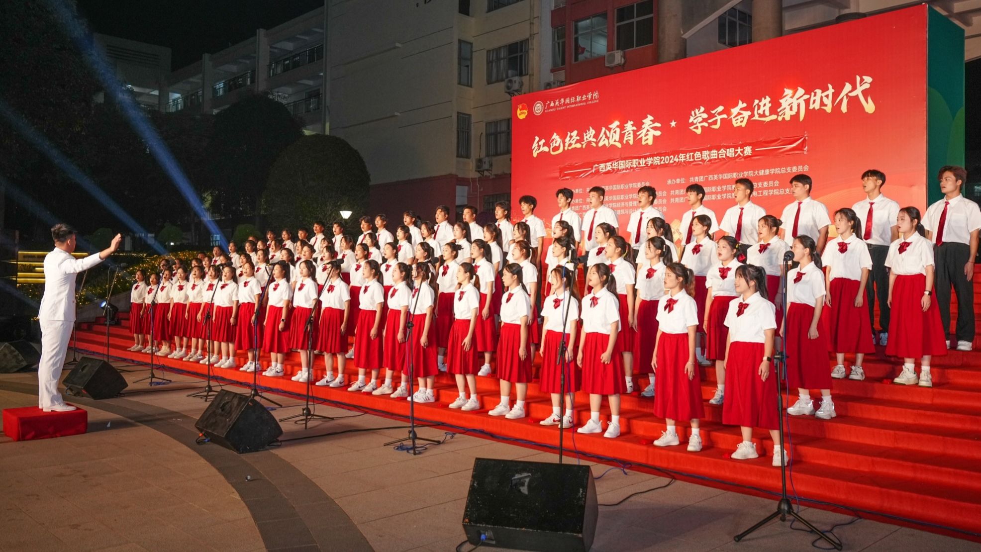 听！西甲联赛官网学子燃情传唱红色经典！