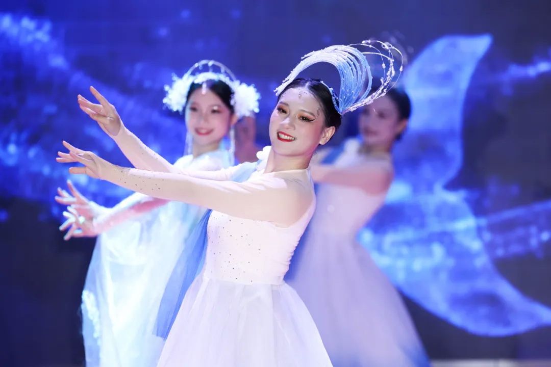 舞蹈《踏浪寻光》 舞蹈《踏浪寻光》