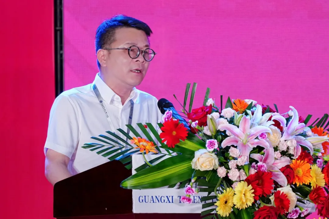 校长邹利斌教授在大会上热烈祝贺同学们 校长邹利斌教授在大会上热烈祝贺同学们