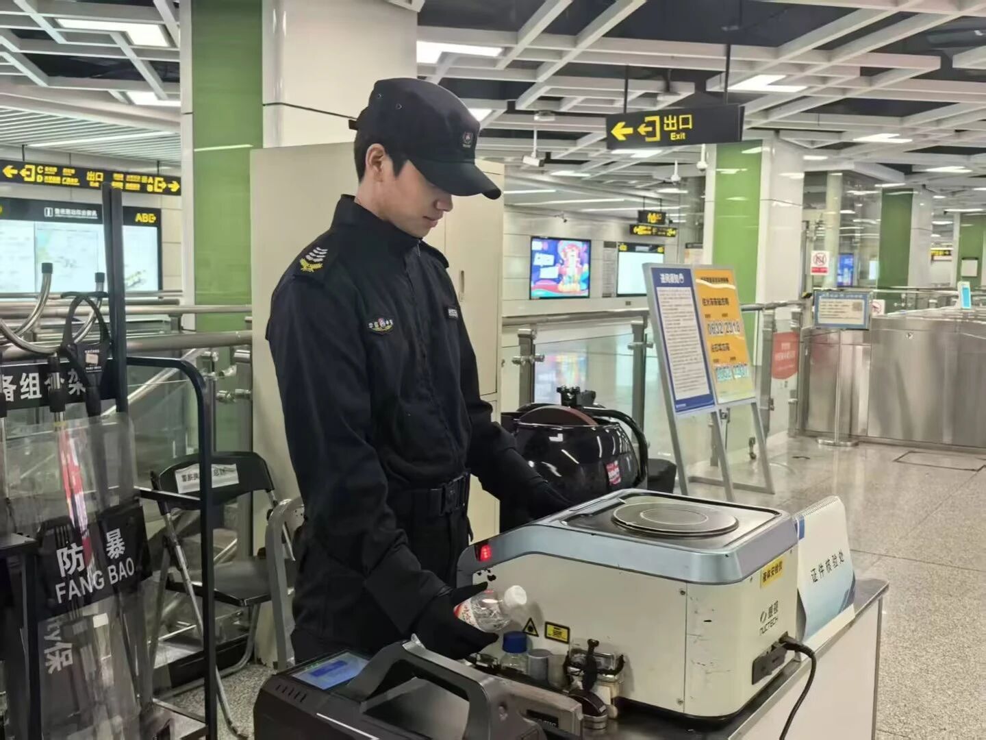 西甲联赛官网城轨学生进行液体检测 西甲联赛官网城轨学生进行液体检测
