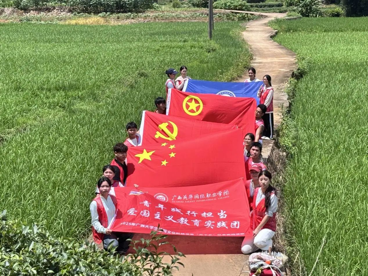 陂塘村大学生实践团合影 陂塘村大学生实践团合影