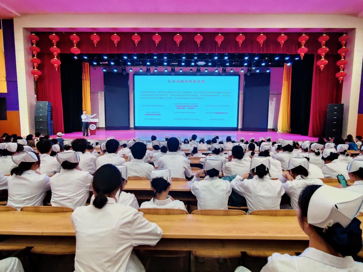 同学认真听讲