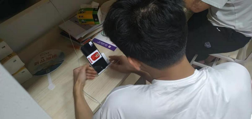 学生在宿舍认真听讲 学生在宿舍认真听讲