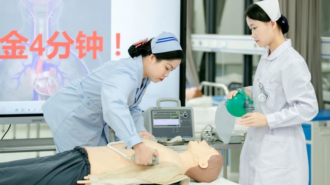 学校大健康学院学生进行实践操作 学校大健康学院学生进行实践操作