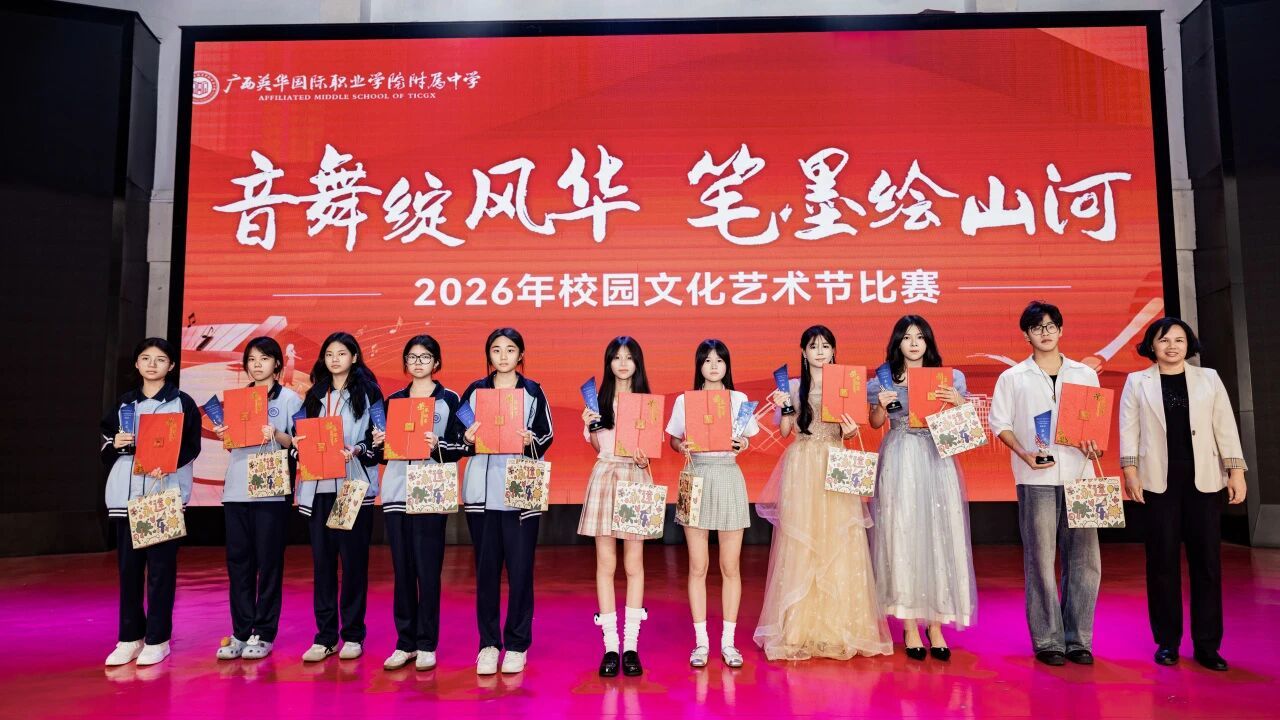 西甲附中教务处处长罗贵球为季军获得者颁奖 西甲附中教务处处长罗贵球为季军获得者颁奖