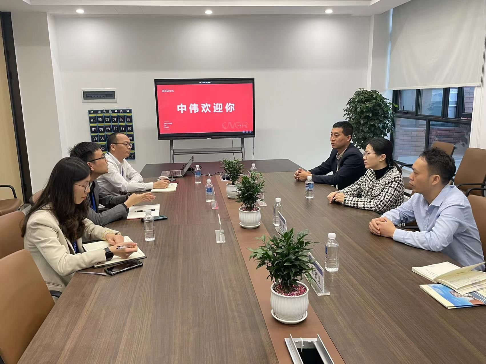 老师和企业领导互了解企业情况 老师和企业领导互了解企业情况