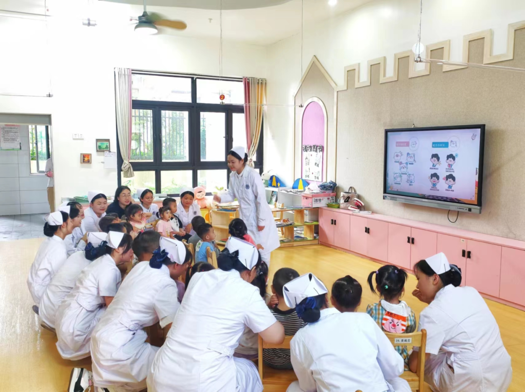 老师在给学生们讲解 老师在给学生们讲解