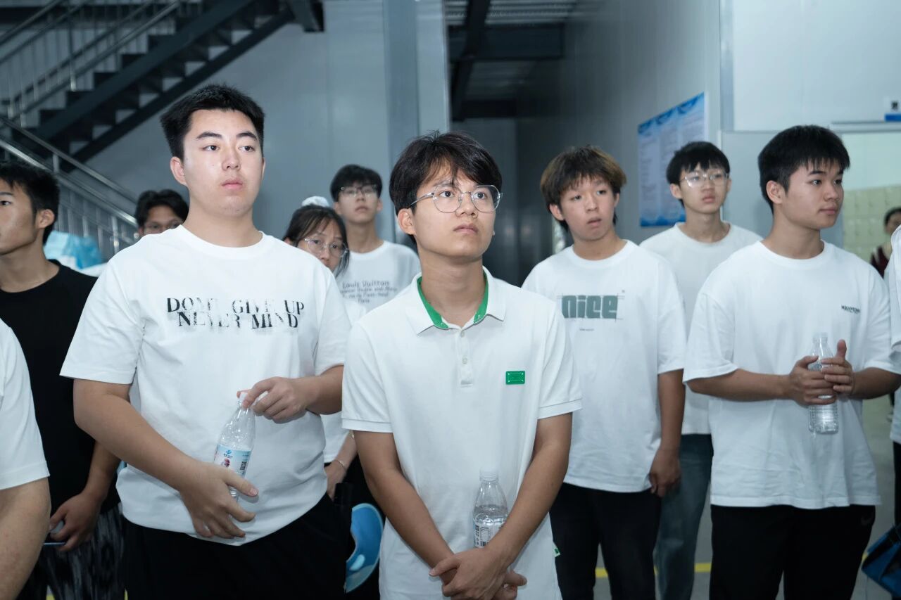 同学们在认真听讲 同学们在认真听讲