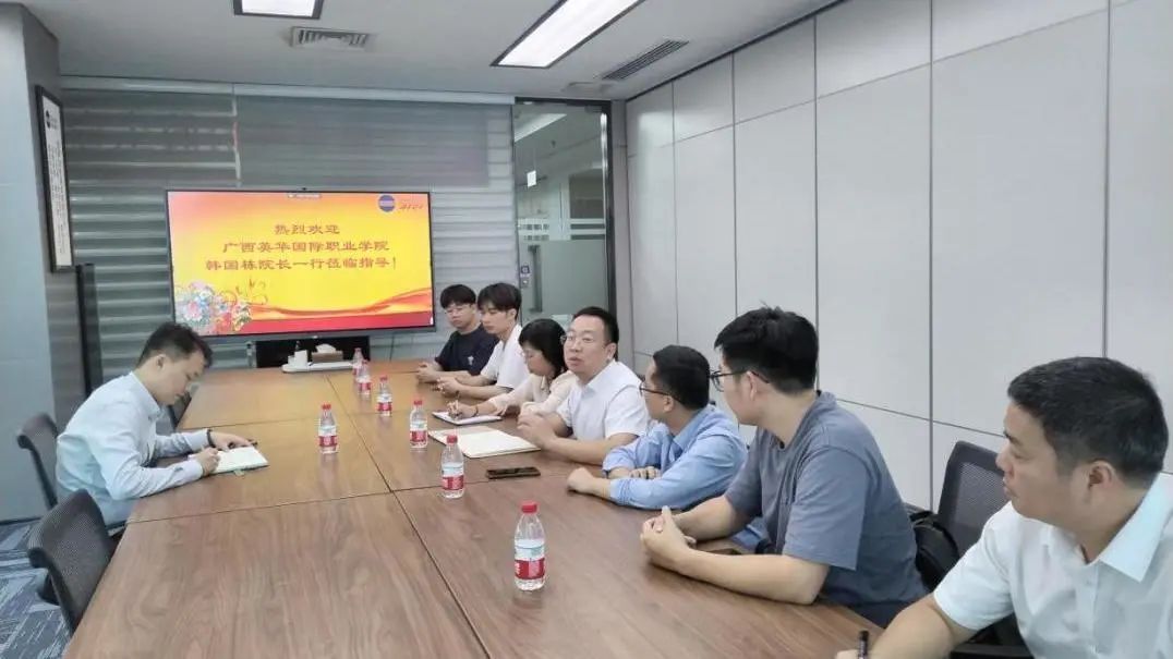 领导和企业进行交谈 领导和企业进行交谈