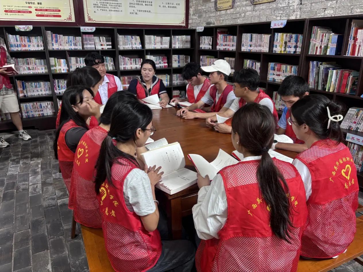 同学们正在围读书籍 同学们正在围读书籍