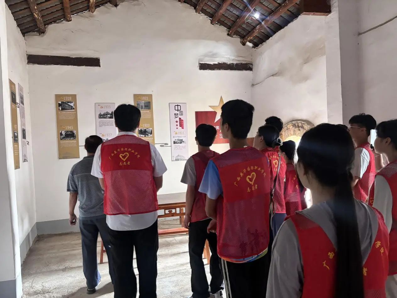 渌二村团支部书记为同学们讲解红色故事 渌二村团支部书记为同学们讲解红色故事