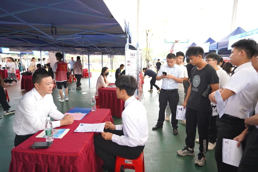 企业工作人员与学生相互洽谈 企业工作人员与学生相互洽谈