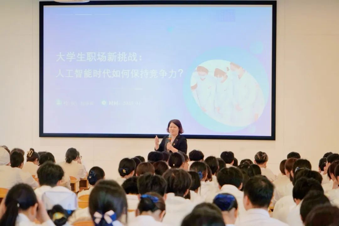 赵春辉校长为学生讲解思政课 赵春辉校长为学生讲解思政课