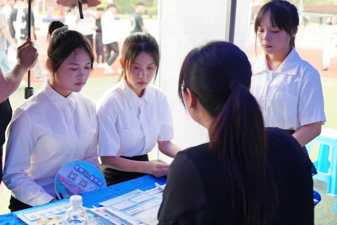 老师指导学生 老师指导学生